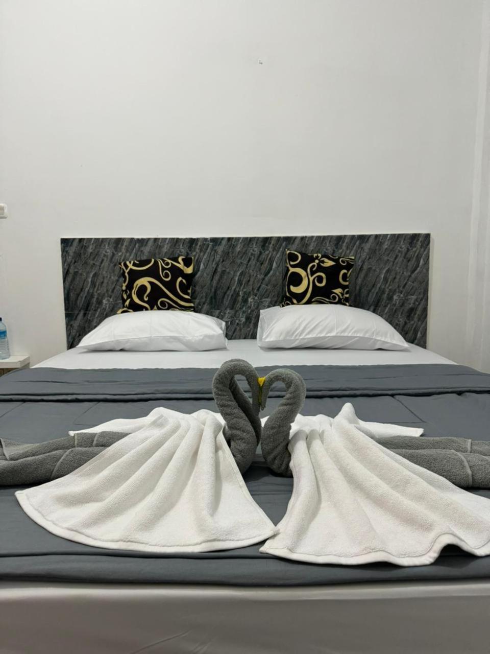 Black Sweet Homestay Dua Гили-Эйр Экстерьер фото